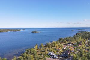 una vista aérea de una casa a orillas de un lago en Villa Timmernabben, en Timmernabben