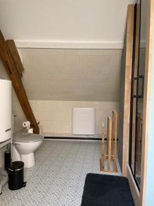 Vonios kambarys apgyvendinimo įstaigoje Chez Malouga