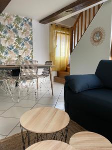 ein Wohnzimmer mit einem Sofa und einem Tisch in der Unterkunft Chez Malouga 