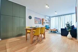 Posezení v ubytování Beautiful new apartment 5 min from Piraeus Port (A2)