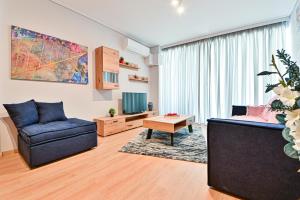 Posezení v ubytování Beautiful new apartment 5 min from Piraeus Port (A2)