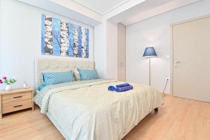 Postel nebo postele na pokoji v ubytování Beautiful new apartment 5 min from Piraeus Port (A2)