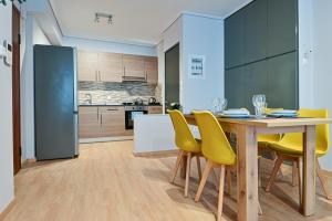 Kuchyň nebo kuchyňský kout v ubytování Beautiful new apartment 5 min from Piraeus Port (A2)