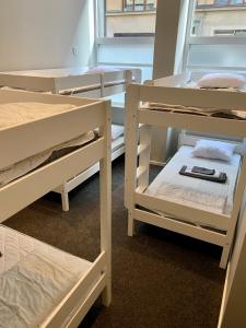 Tempat tidur susun dalam kamar di Grad Hotel and Hostel