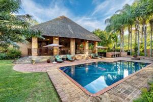 雾观德雷姆菲尔兹宾馆的一栋楼前有游泳池的房子