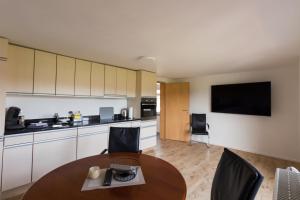 a kitchen and dining room with a table and chairs at Ferienwohnung Franz in Waltenhofen