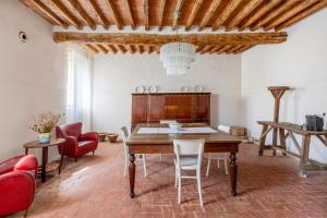 - une salle à manger avec une table et des chaises en bois dans l'établissement Corte Croce, à Gonzaga