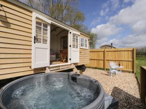 a hot tub outside of a tiny house at Cherry Blossom in Bristol