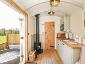 a kitchen with a bath tub and a stove at Cherry Blossom in Bristol