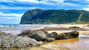 uma praia com rochas e o oceano e uma montanha em Urdaibai Etxea em Ea