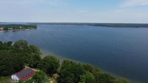 una vista aérea de una gran masa de agua en Maximilian en Plau am See