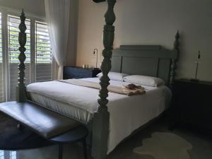 Best of Both in Pecanwood Estate في هارتبيسبورت: غرفة نوم بسرير كبير وكرسي
