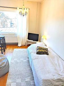 una camera con un grande letto e una finestra di Reipas a Kotka