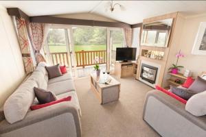 Posezení v ubytování COASTAL CARAVAN ELIE sleeps 6