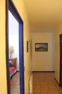einen Flur mit Tür zu einem Zimmer in der Unterkunft Villa du Bac in Chambon-sur-Lac
