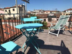 un tavolo blu e sedie sul balcone di SCroce Apt close to Prato della Valle a Padova