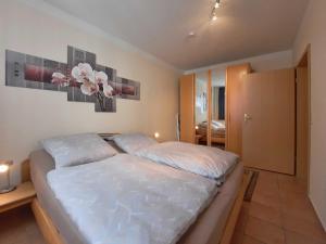 ein Schlafzimmer mit einem Bett mit zwei Kissen in der Unterkunft Ferienwohnung Seejuwel Objekt ID 13833 in Seebad Kölpinsee