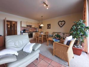 ein Wohnzimmer mit Sofa und Tisch in der Unterkunft Ferienwohnung Seejuwel Objekt ID 13833 in Seebad Kölpinsee