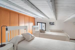 ein Schlafzimmer mit zwei Betten in einem Zimmer in der Unterkunft Mondello in Terrazza by DomuSicily in Mondello