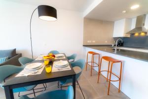 Aqua Apartments Bellamar, Marbella的厨房或小厨房