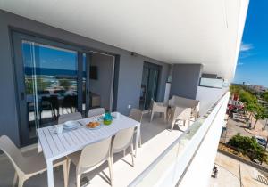 Aqua Apartments Bellamar, Marbella的阳台或露台