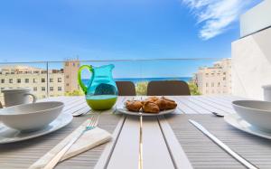 马贝拉Aqua Apartments Bellamar, Marbella的一张桌子,上面有一盘食物和花瓶