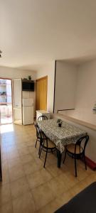 una sala da pranzo con tavolo, sedie e tavola di la casa di enzo a Campomarino