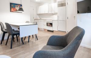 eine Küche mit einem Tisch und Stühlen im Zimmer in der Unterkunft Hotel Town Living in Ringkøbing