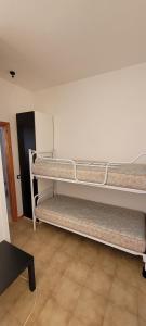 Двухъярусная кровать или двухъярусные кровати в номере la casa di enzo