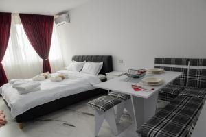 Un pat sau paturi într-o cameră la Apart Hotel Center