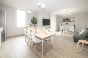 Un comedor y una sala de estar con mesa y sillas. en Duplex République, en Clermont-Ferrand
