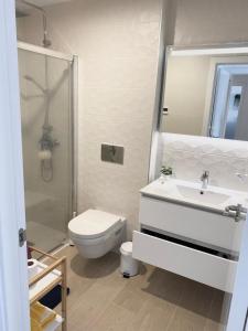 La salle de bains est pourvue de toilettes, d'un lavabo et d'une douche. dans l'établissement Camporrosso La Vila 2B, à Finestrat