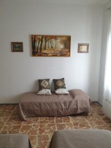 una camera da letto con un letto e un dipinto sul muro di noir lion a Buttigliera Alta