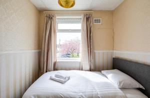 Llit o llits en una habitació de George Harrison's Former 3Bed Home in Liverpool