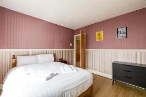 Katil atau katil-katil dalam bilik di George Harrison's Former 3Bed Home in Liverpool