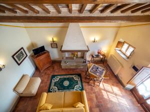 einen Blick über ein Wohnzimmer mit Sofa in der Unterkunft Villa Borgo San Pietro in Cortona