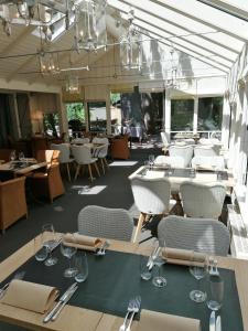 Restaurace v ubytování Hôtel Les Ardillières du Pont d'Oye