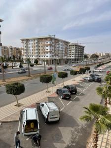 un parking avec des voitures garées dans une ville dans l'établissement Sublime appart au centre d’oujda avec parking, à Oujda