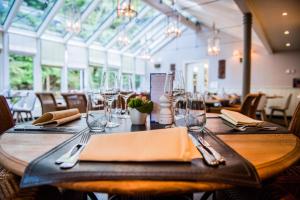 Restoran või mõni muu söögikoht majutusasutuses Hôtel Les Ardillières du Pont d'Oye