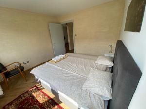 um quarto com uma cama e uma cadeira em Hidden Gem em Belgrado