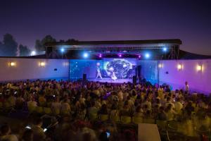 una audiencia viendo un espectáculo delante de un escenario en Ethra Reserve Calanè en Castellaneta Marina 