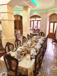 Ресторант или друго място за хранене в Hotel Rahmon
