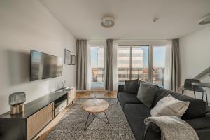 salon z kanapą i telewizorem w obiekcie Arbio I Liv's Place Lux Apartments w Wiedniu