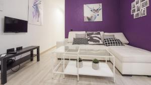 A television and/or entertainment centre at La Casa Púrpura - Apartamentos Aloha Toledo