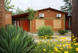 ビージャ・セラニタにあるCabañas Buen Diaの花の家