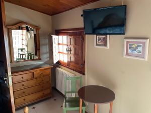 TV a/nebo společenská místnost v ubytování Hotel Tilve
