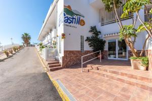 un edificio con scale di fronte a una strada di Luxury 3 bed apartment Torreblanca a Fuengirola