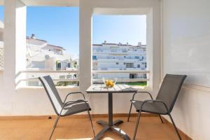 d'une table et de chaises sur un balcon offrant une vue sur un bâtiment. dans l'établissement Luxury 3 bed apartment Torreblanca, à Fuengirola