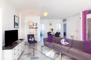 - un salon avec un canapé et une télévision dans l'établissement Luxury 3 bed apartment Torreblanca, à Fuengirola