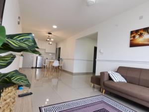 @Sentrovue Homestay AFIQ near UiTM/Hosp PuncakAlam في كوالا سيلانجور: غرفة معيشة مع أريكة وطاولة